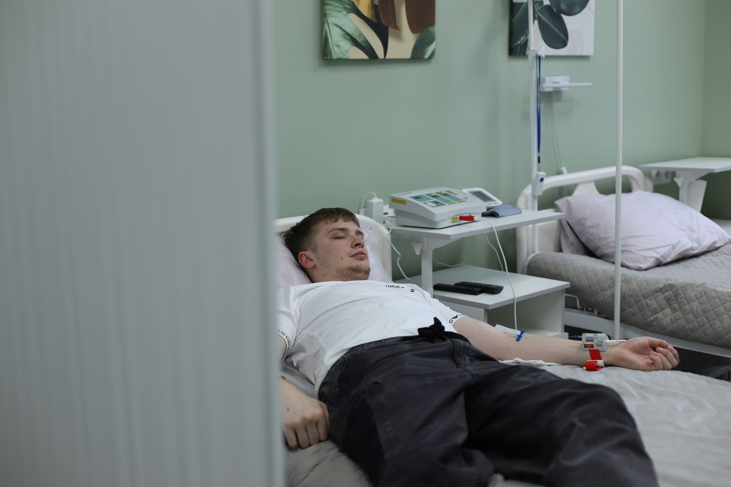 пациент проходит капельницу для восстановления позвоночника